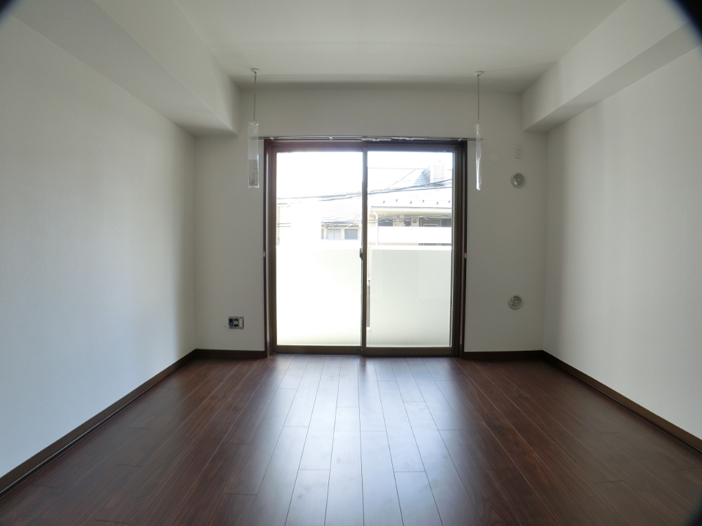 居室・リビング　7.5帖の洋室は日当たり良好