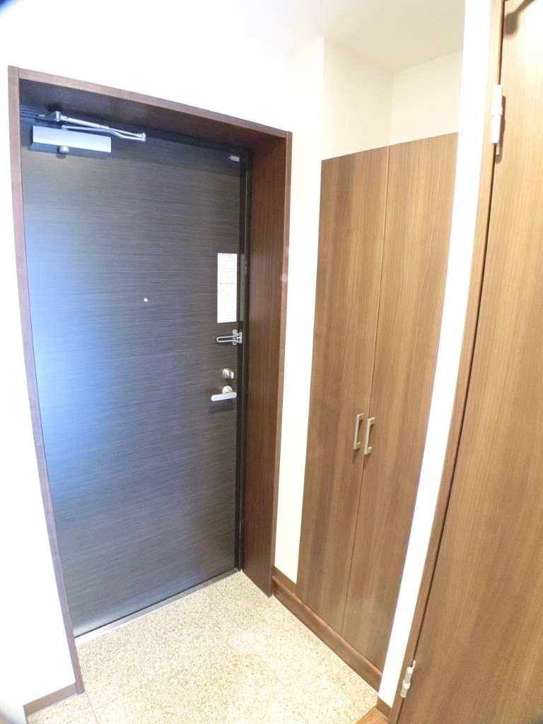 玄関　玄関にはシューズボックスあり