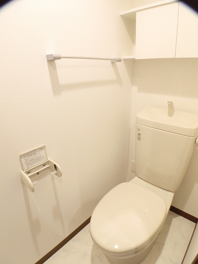 トイレ　小型収納付のトイレ