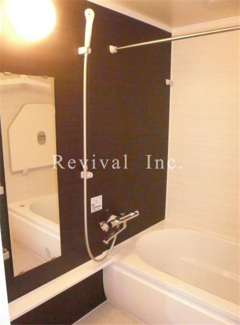 バス・シャワールーム　ゆったりとしたバスルームでございます