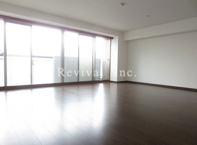 居室・リビング　広々したリビングでございます