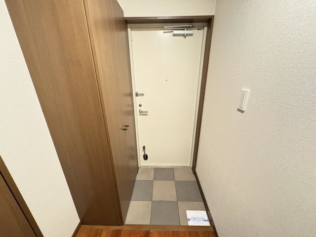 玄関　写真は同建物の別部屋を参考に掲載しております。