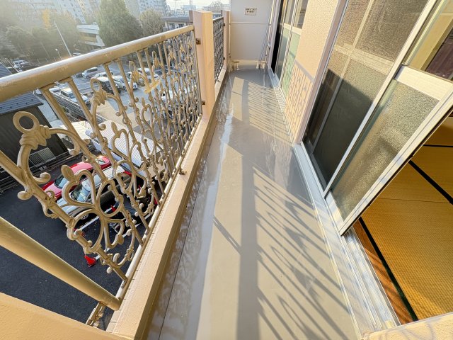 バルコニー　写真は同建物の別部屋を参考に掲載しております。