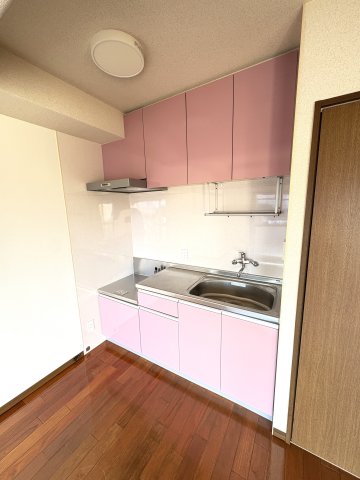 キッチン　写真は同建物の別部屋を参考に掲載しております。