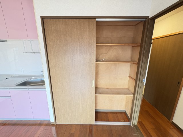 収納　写真は同建物の別部屋を参考に掲載しております。