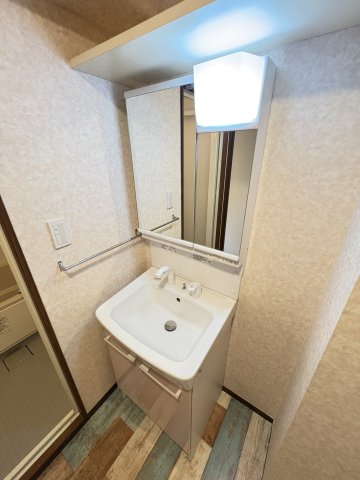 洗面設備　写真は同建物の別部屋を参考に掲載しております。
