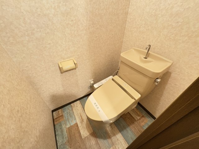 トイレ　写真は同建物の別部屋を参考に掲載しております。