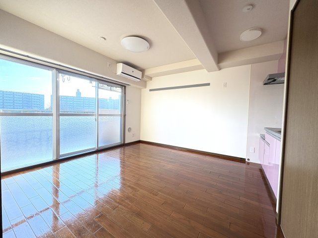 居室・リビング　写真は同建物の別部屋を参考に掲載しております。