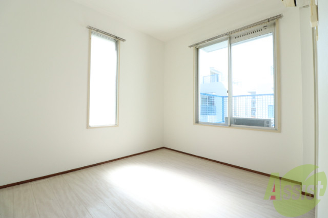 居室・リビング　玄関左手の洋室です。