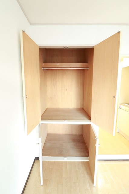 収納　昔ながらの押入タイプは奥行があるので、収納らくらく♪※別部屋