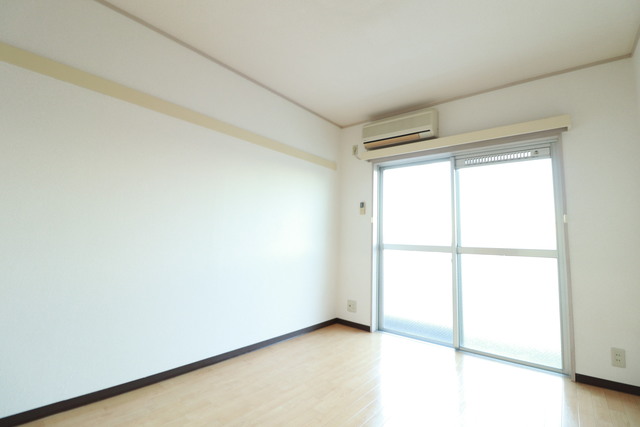 居室・リビング　白を基調とした室内でお部屋を明るく演出してくれます！※別部屋