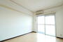 居室・リビング　白を基調とした室内でお部屋を明るく演出してくれます！※別部屋