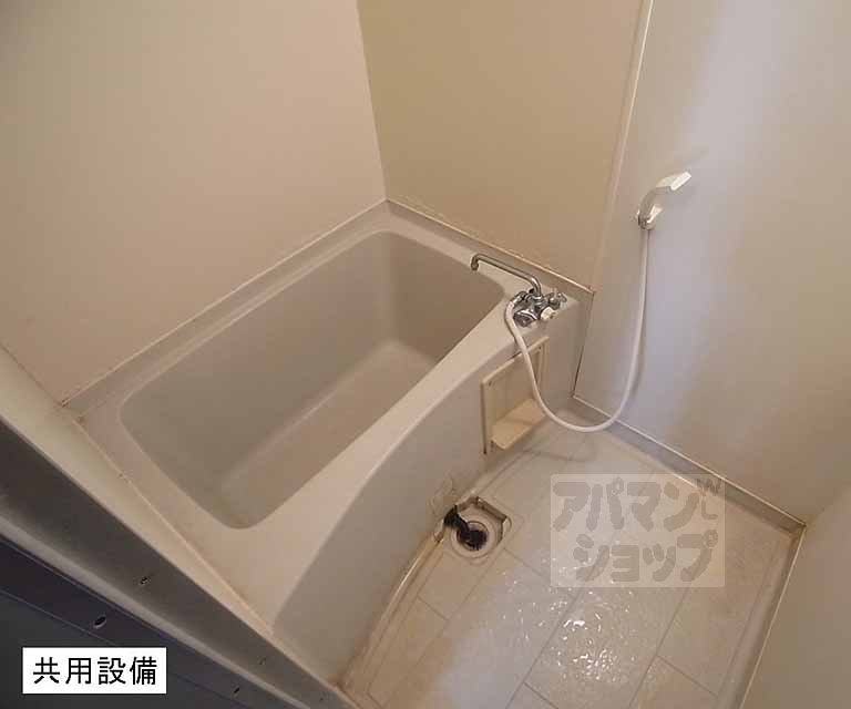 バス・シャワールーム　共同バス（無料利用可能）
