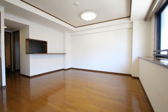 居室・リビング　同物件、別号室のものです。