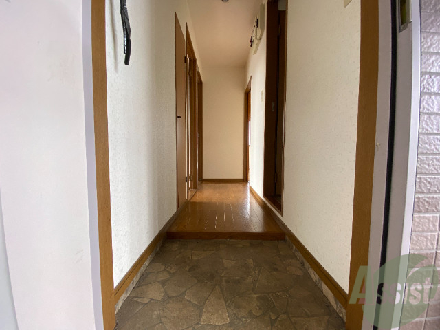 玄関　玄関から撮影しました。敷居が高くなくて安心ですね。