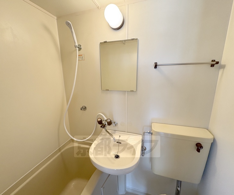 洗面設備　ユニットバスタイプです。