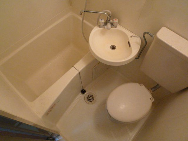 バス・シャワールーム　ユニットバスタイプです。