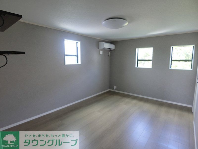 居室・リビング　スタイリッシュな床材・建具を使用しております♪