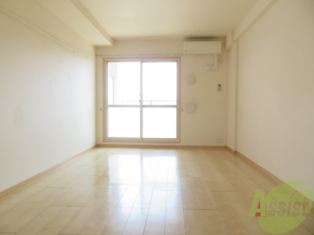 居室・リビング　陽当たりもよく白の壁紙を基調としているオシャレなお部屋です。