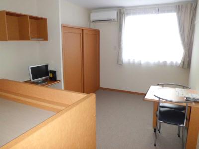 居室・リビング　床はカーペット張の居室。