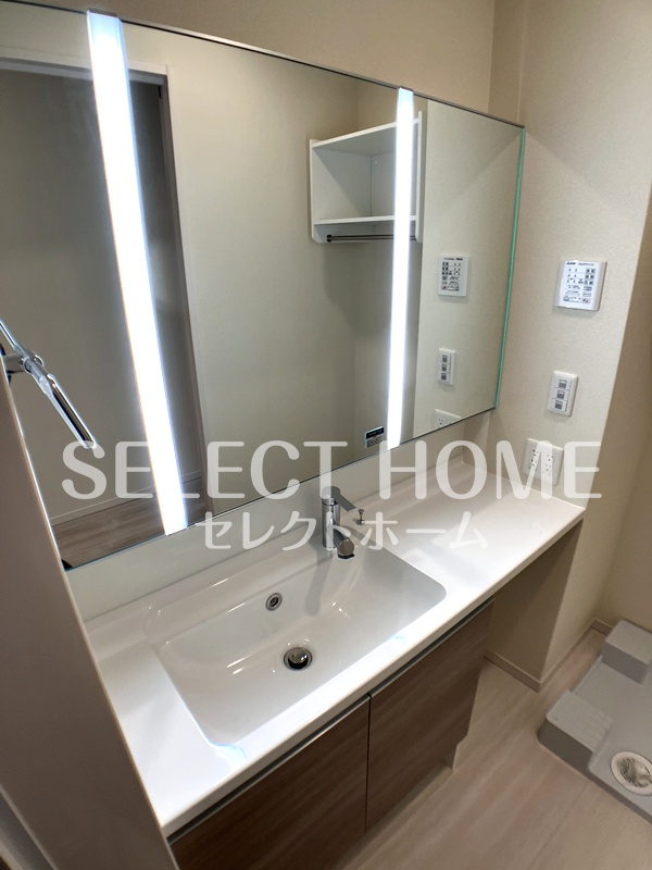 洗面設備　独立洗面台、小物を置くことができて便利です