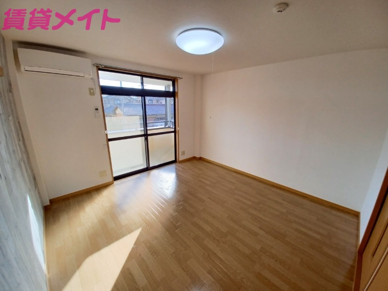 居室・リビング　同物件別室画像