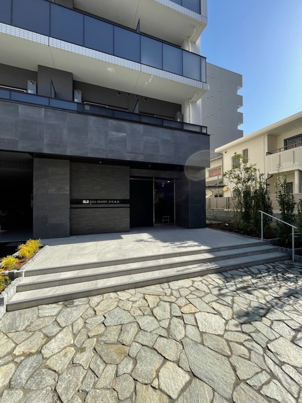 エントランス　落ち着いたエントランスです