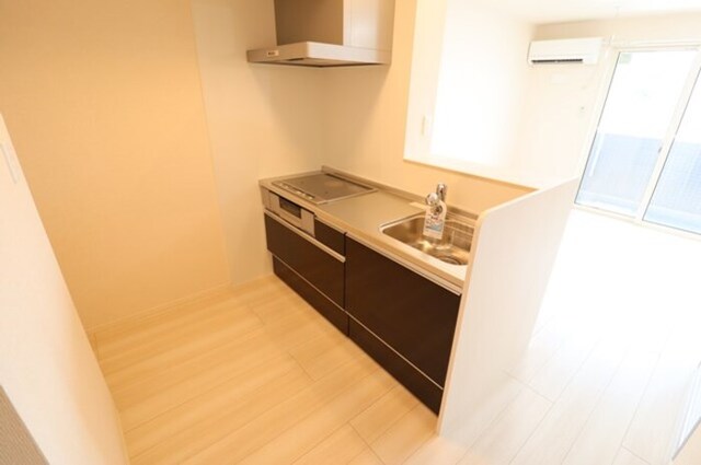 キッチン　対面式システムキッチン（３口ＩＨグリル付）