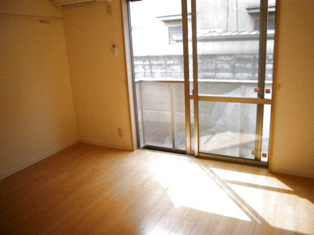 居室・リビング　南西向きの暖かな日差しが入ります♪