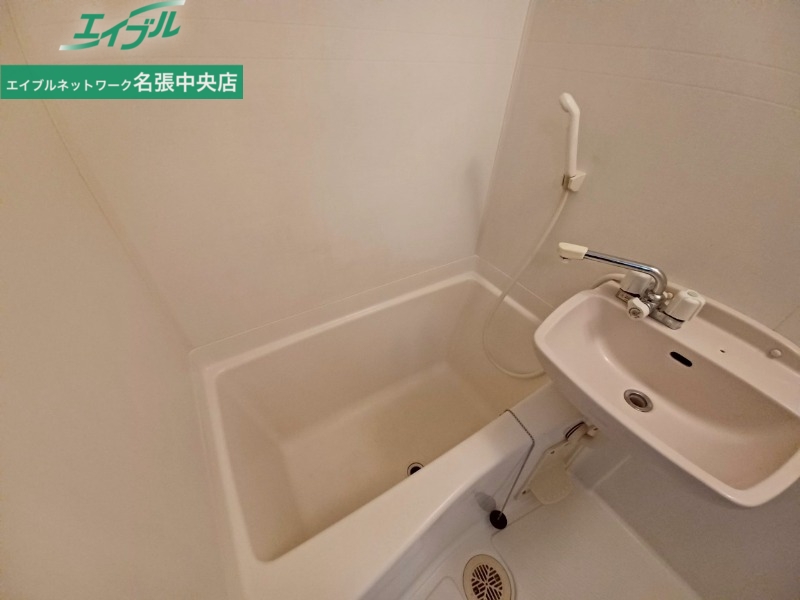 バス・シャワールーム　同物件別室反転写真