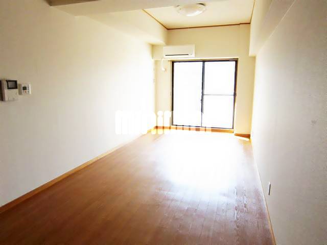 居室・リビング　広々１Ｒ、洋間１２帖は広いですね