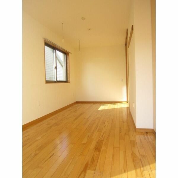 その他部屋・スペース　落ち着いた色調の寝室です