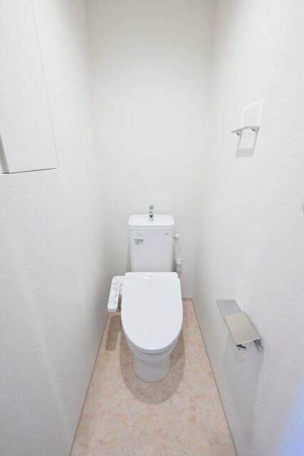 トイレ　落ち着いた色調のトイレです