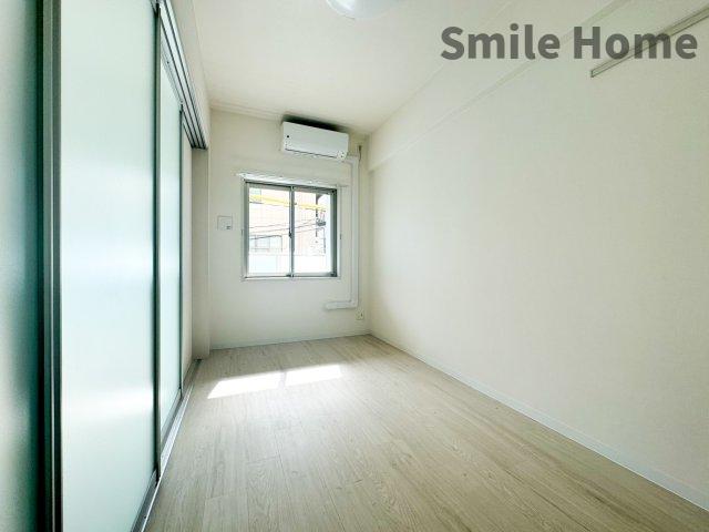 居室・リビング　エアコン付きのお部屋です