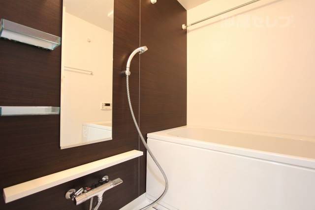 バス・シャワールーム　お風呂はオシャレなだけでなくうれしい棚つきです