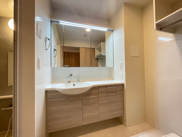 洗面設備　ゆったりとした洗面台