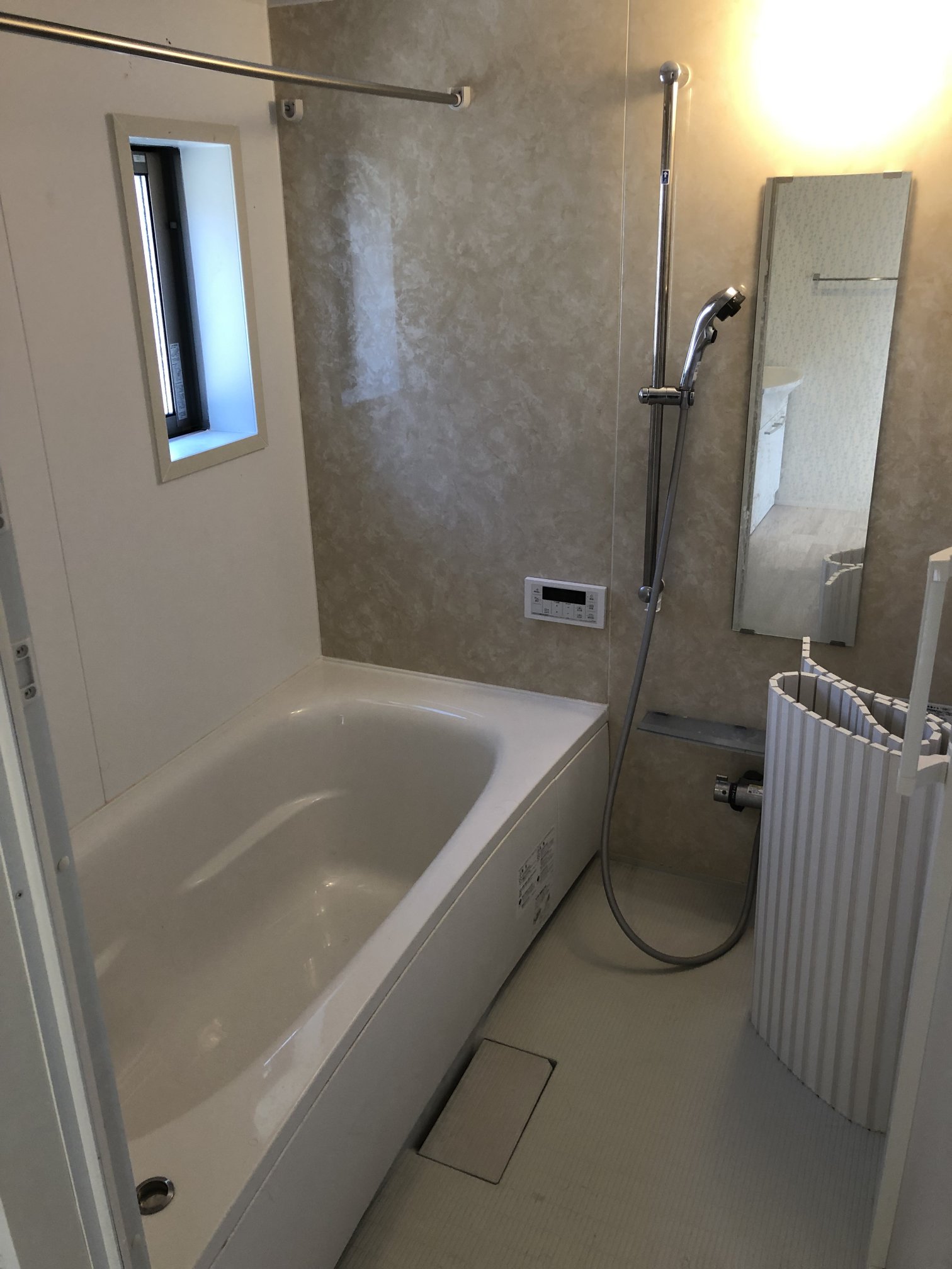 バス・シャワールーム　1坪タイプのお風呂で足をゆったり伸ばせますよ