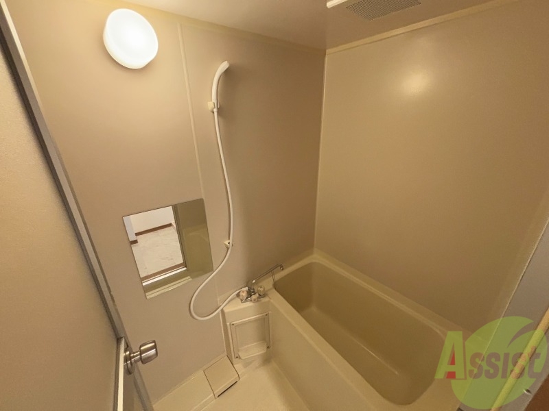 バス・シャワールーム　浴室はシンプルな造りですが、広々としています。