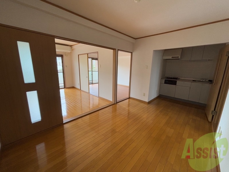 居室・リビング　リビングは８帖あり、とても広々としています。