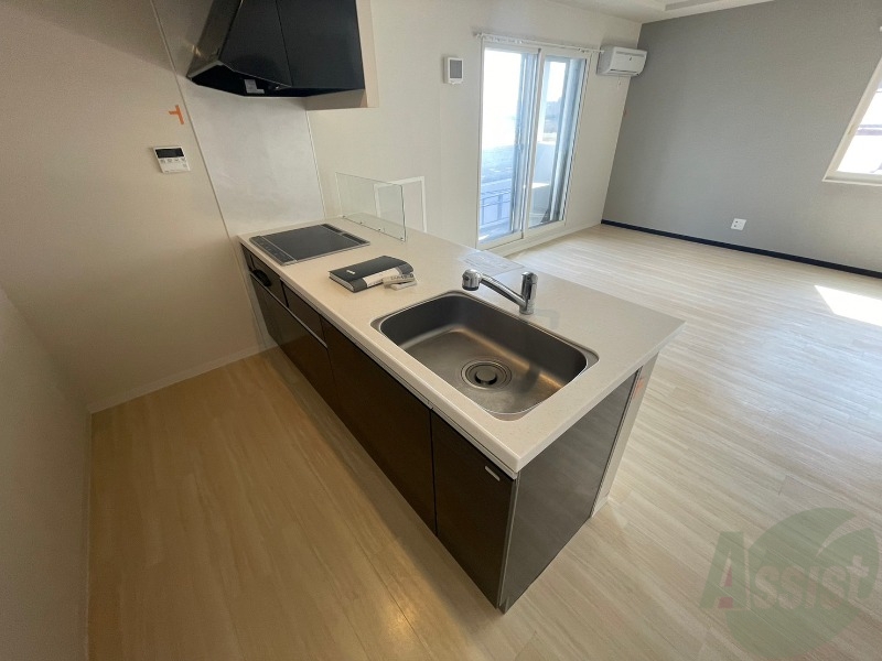 キッチン　洗い場が大きくて洗い物もしやすそうです。