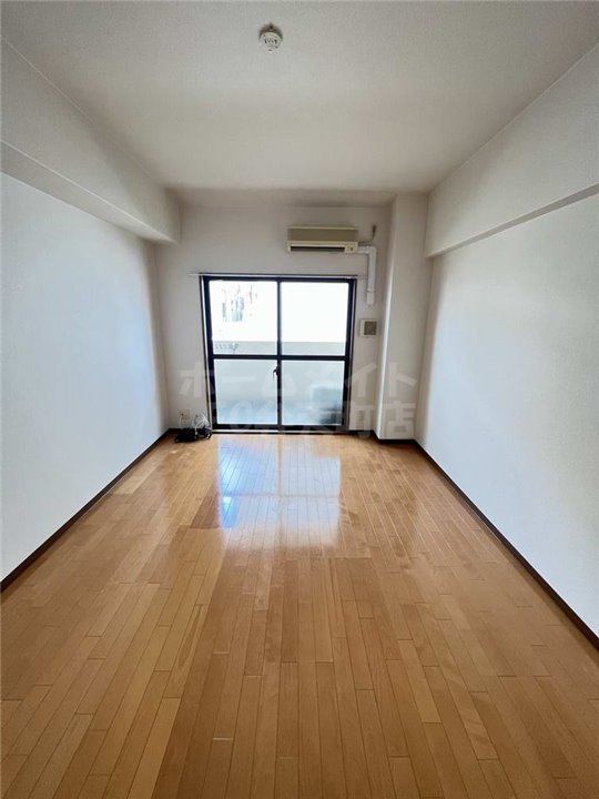 居室・リビング　こちらの居間で趣味の時間をお楽しみください