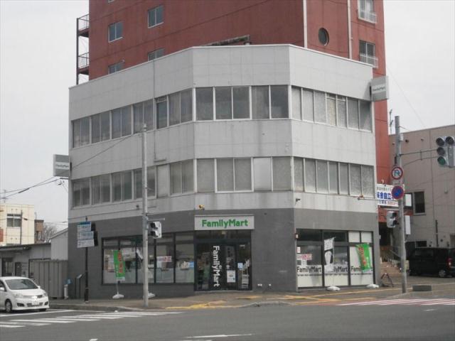 コンビニ　ファミリーマート（コンビニ）まで700m