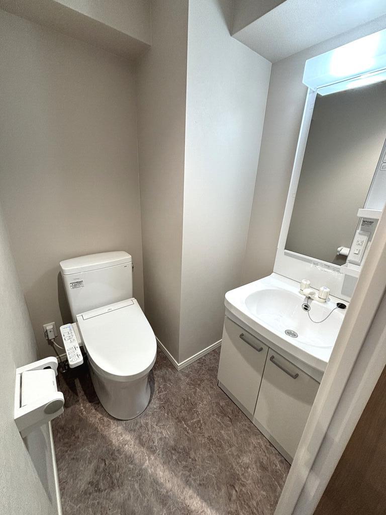 トイレ　※画像は302号室参考写真となります。
