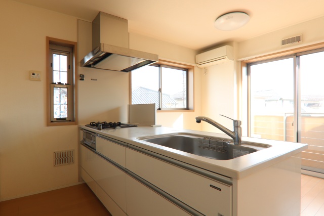 キッチン　同建物内２階のお写真です。※現況優先。キッチンはもう少し小さ