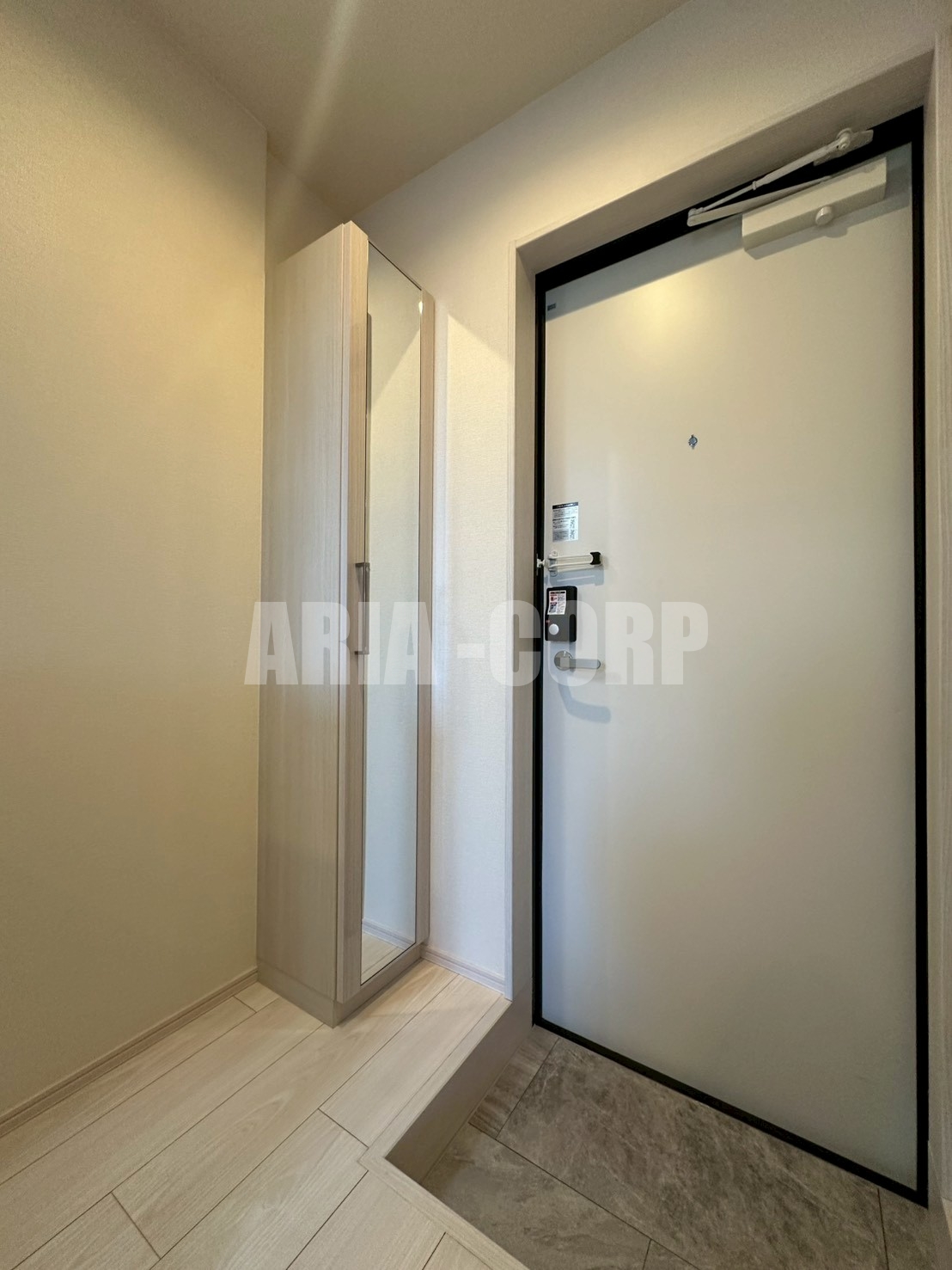 玄関　姿見付き縦型シューズボックスあり♪