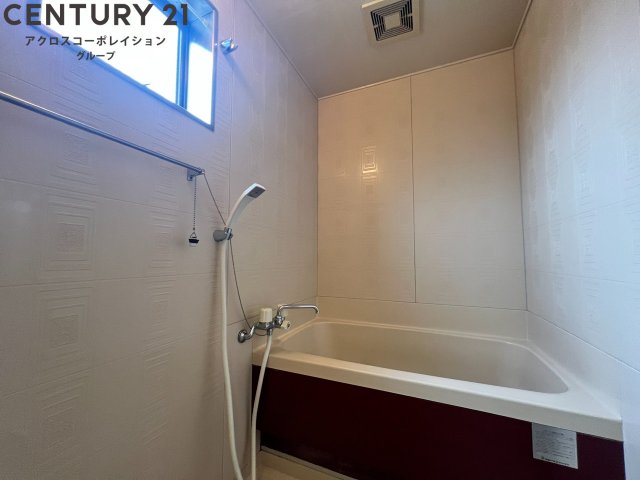 バス・シャワールーム　浴室に窓があって換気も楽々♪