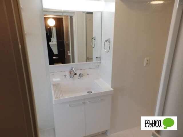 洗面設備　写真は別室。現況と異なる場合は現況を優先します。