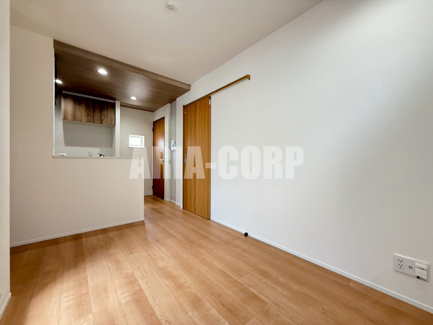 居室・リビング　同仕様：全室端部屋設計につき窓も多く明るいお部屋です♪