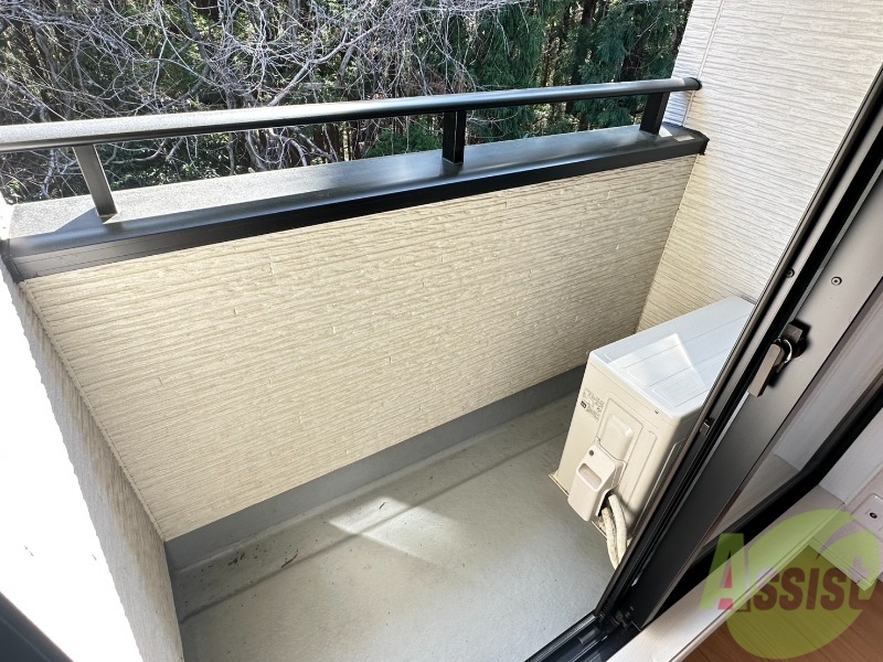 バルコニー　ベランダはコチラです。南向きなので明るいです。