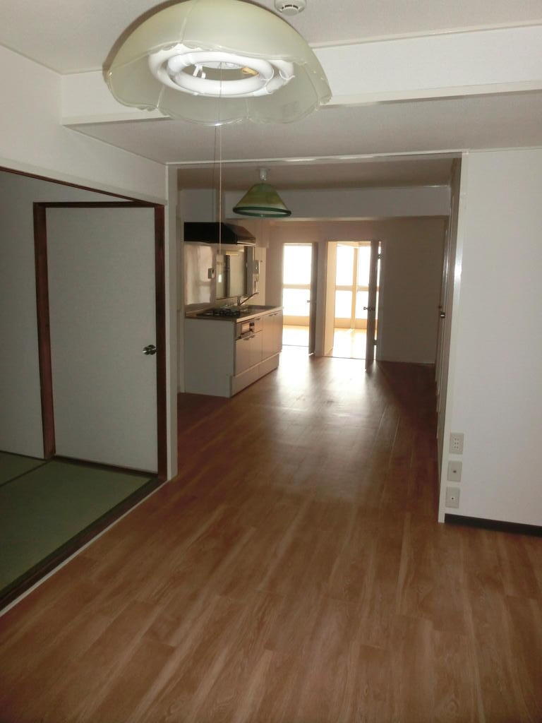 居室・リビング　曇点、電気が点かない状態で撮影